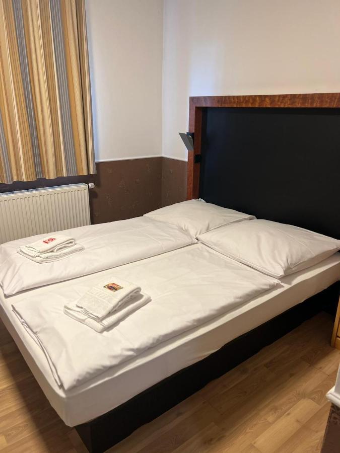 Hotel Castellana Lessien ภายนอก รูปภาพ