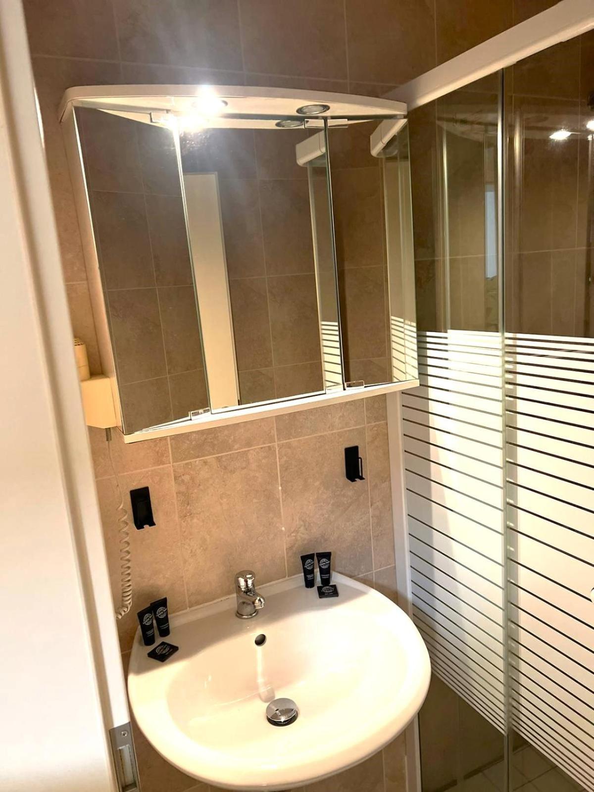 Hotel Castellana Lessien ภายนอก รูปภาพ