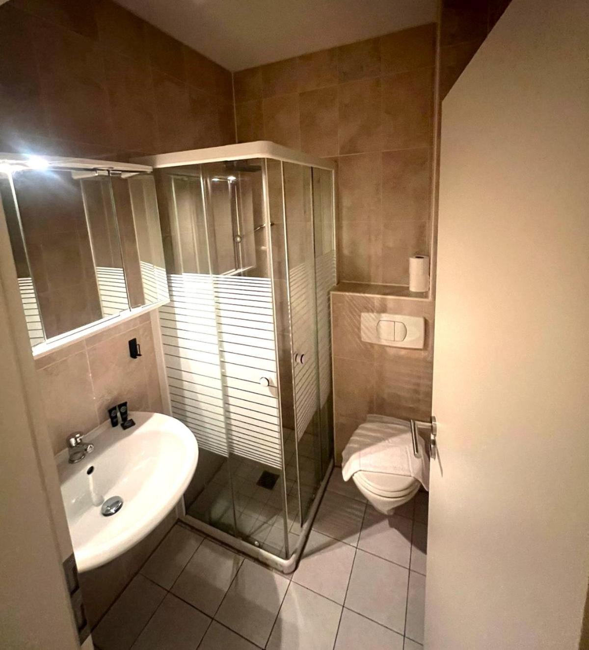 Hotel Castellana Lessien ภายนอก รูปภาพ