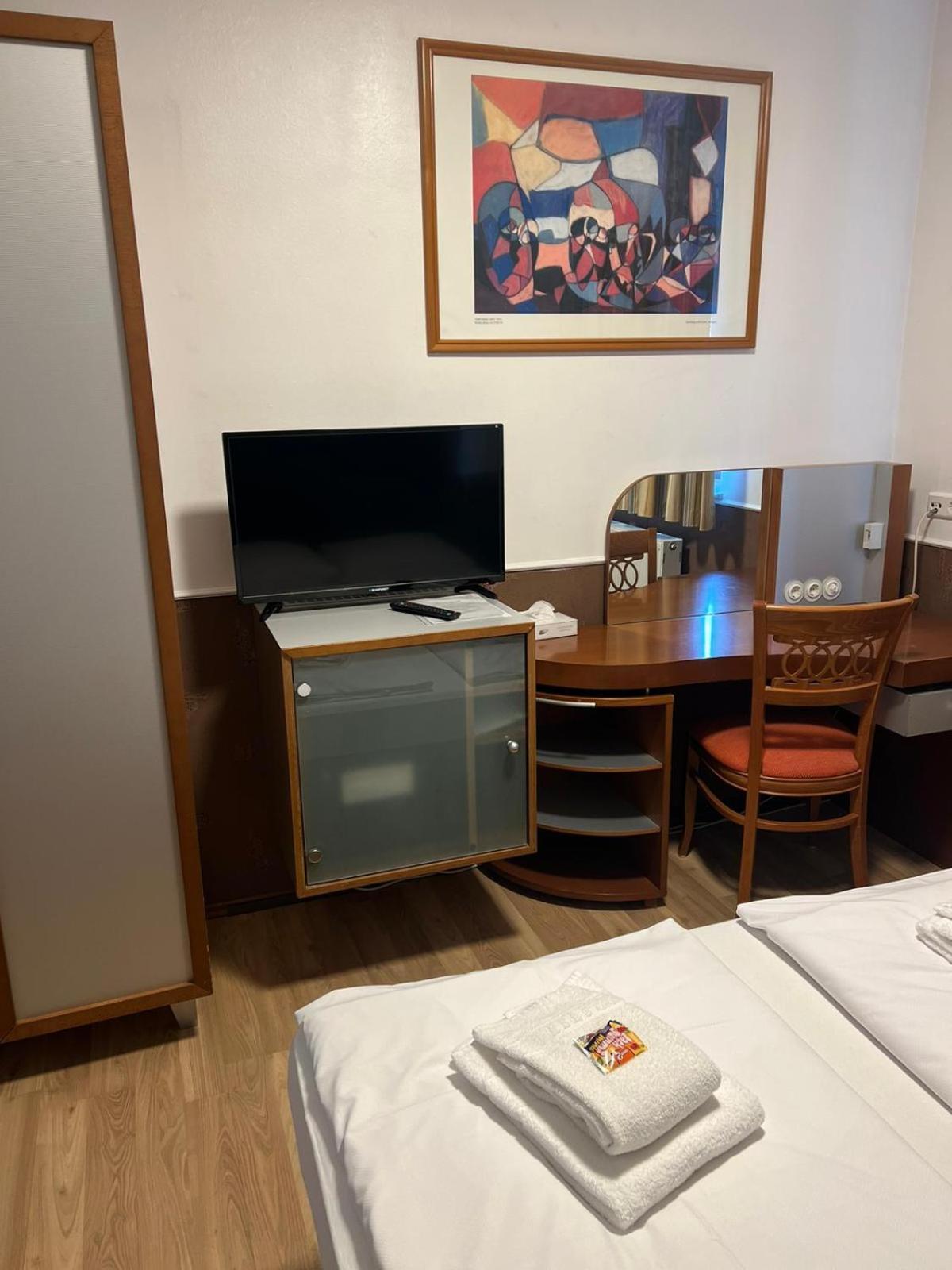 Hotel Castellana Lessien ภายนอก รูปภาพ