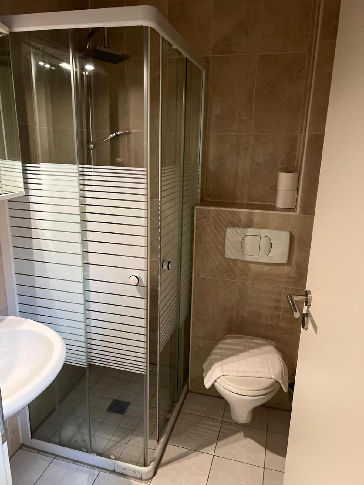 Hotel Castellana Lessien ภายนอก รูปภาพ